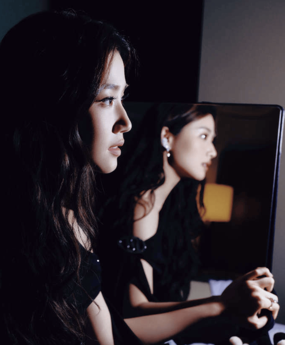 卢昱晓黑色露肩装勾勒优雅曲线 慵懒中藏昂扬气场