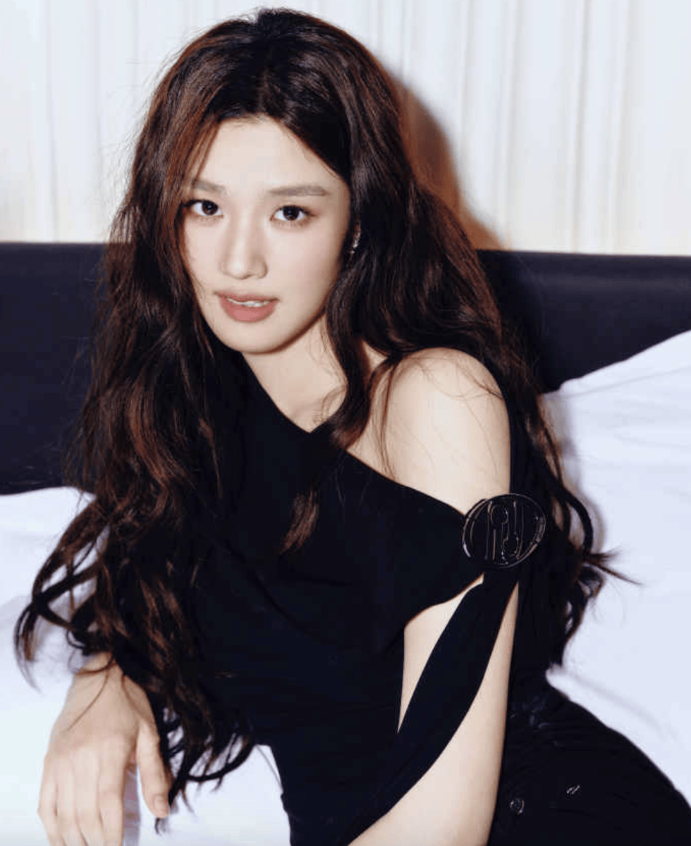 卢昱晓黑色露肩装勾勒优雅曲线 慵懒中藏昂扬气场