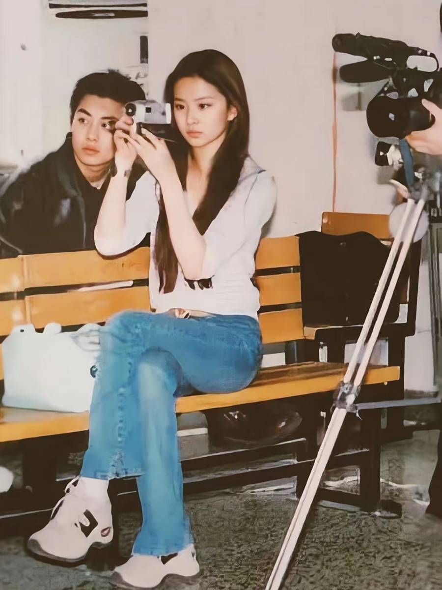 刘亦菲朱亚文大学时期合照曝光！经常组队排练考试