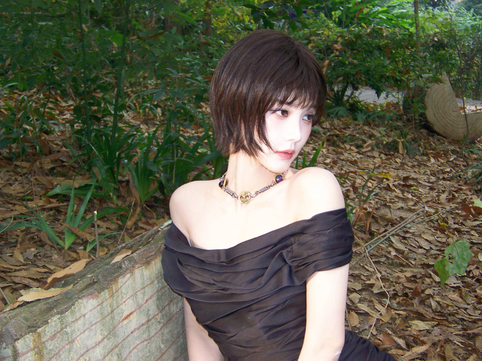 李一桐短发造型酷飒利落 穿黑色露肩上衣性感纯欲