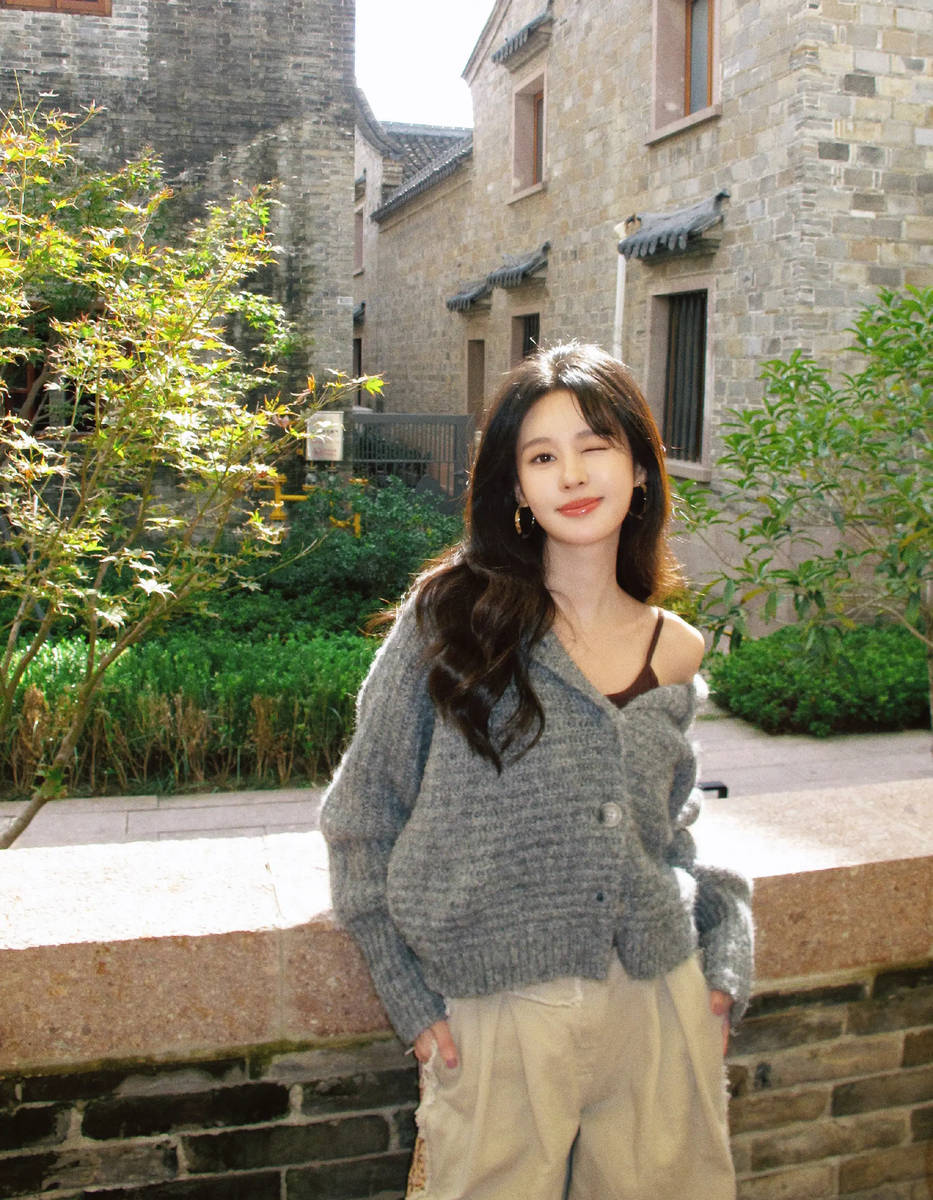 郑合惠子穿针织外套露香肩！甜笑wink少女感十足-第4张图片-旧杳电影网