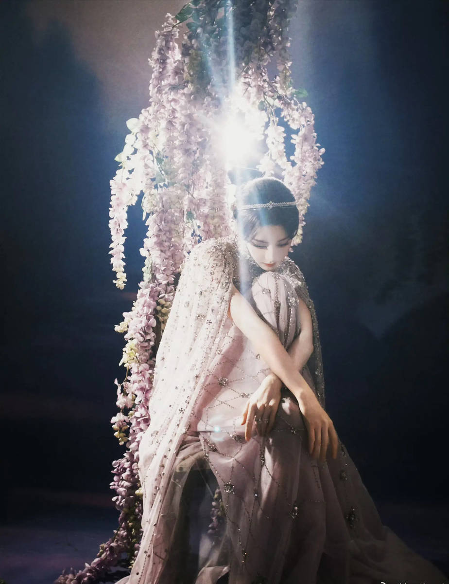 迪丽热巴身穿银色纱裙美轮美奂 盘发造型唯美优雅-第4张图片-旧杳电影网