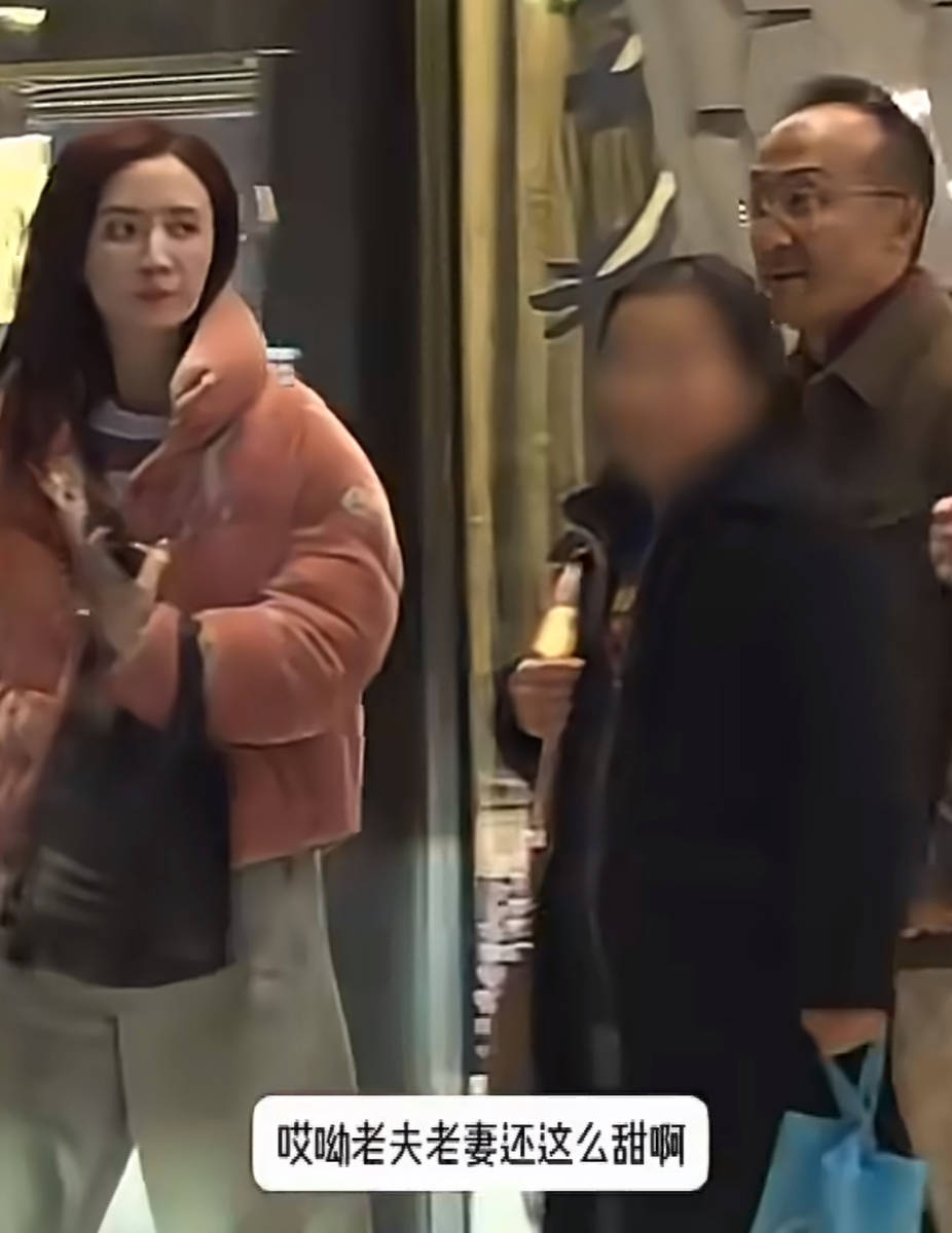 张萌和老公逛街甜蜜亲吻 日常互动亲昵随性