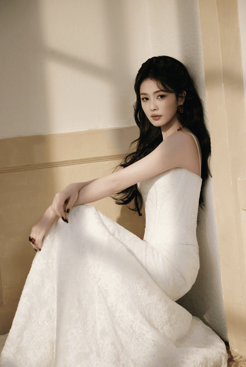 白鹿穿钻饰蕾丝礼裙秀窈窕身姿 公主气质温婉动人
