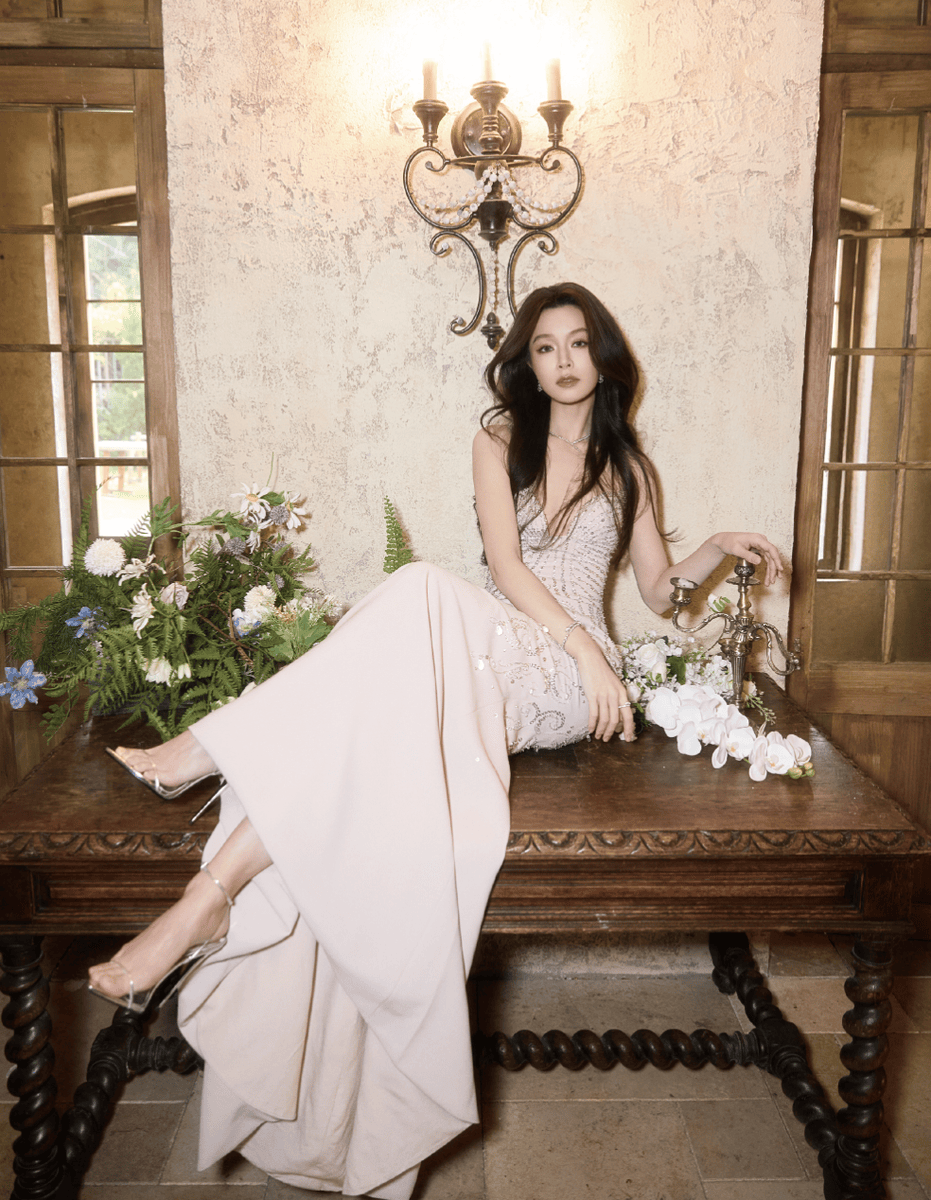 文咏珊白纱露背裙吸睛 长发披肩温婉精致又耐看