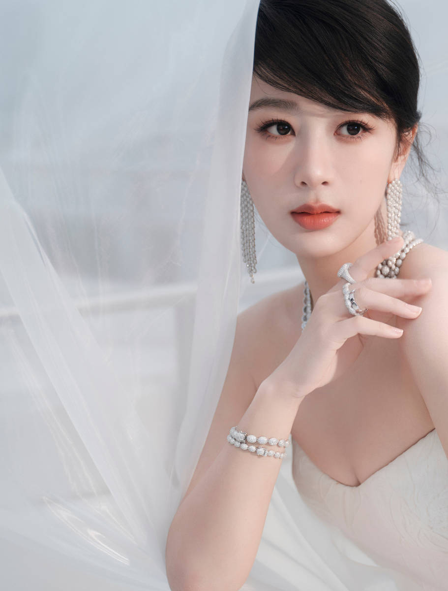 杨紫穿抹胸裙似优雅白天鹅！绽放温柔笑容美貌养眼