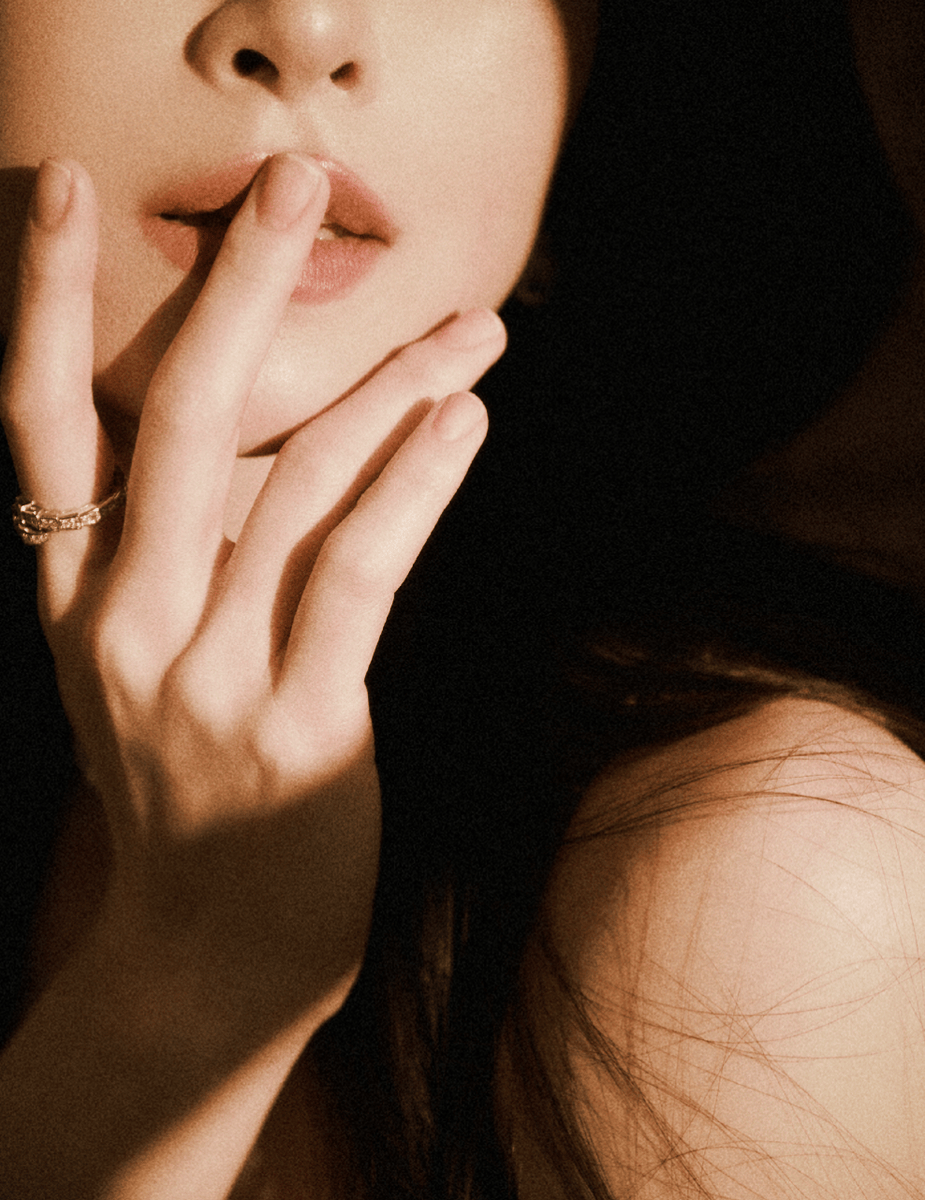 文咏珊白纱露背裙吸睛 长发披肩温婉精致又耐看