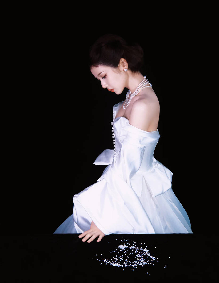 张淼怡穿深V礼服又纯又欲 垂眸沉思更添迷人韵味