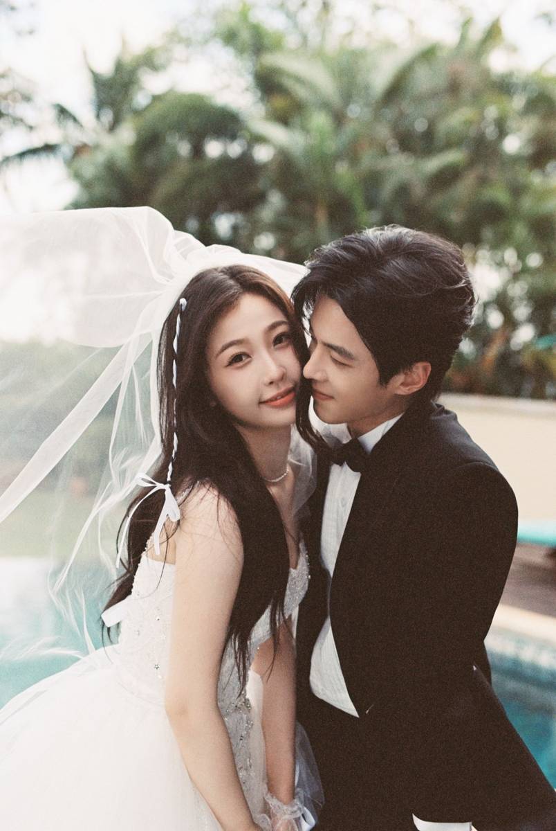 虞书欣何与晒婚纱照cp感拉满 亲昵贴贴画面养眼