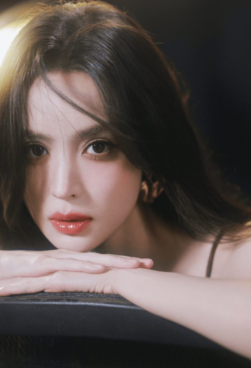 古力娜扎穿酒红吊带裙身材诱人 神态冷艳又妩媚