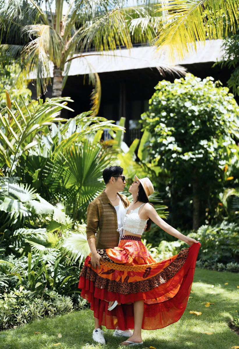 严屹宽妻子晒全家福！一家三口去印尼旅游心情好