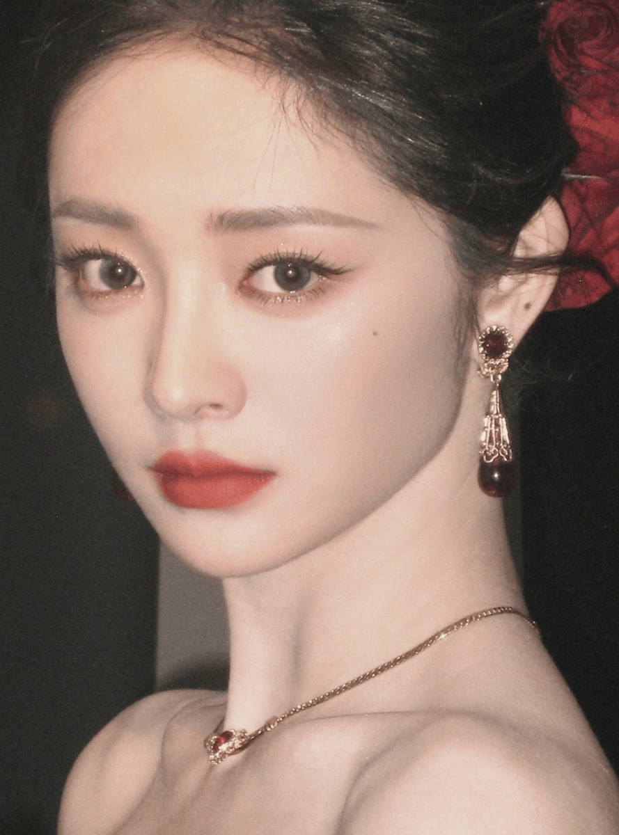 周洁琼一袭红裙气质柔媚 红玫瑰点缀画面神态娇俏