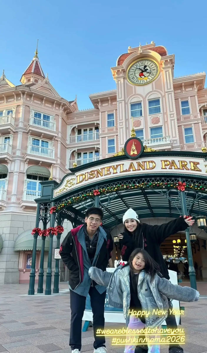 何超盈晒一家法国旅行合照！与小8岁老公感情超好
