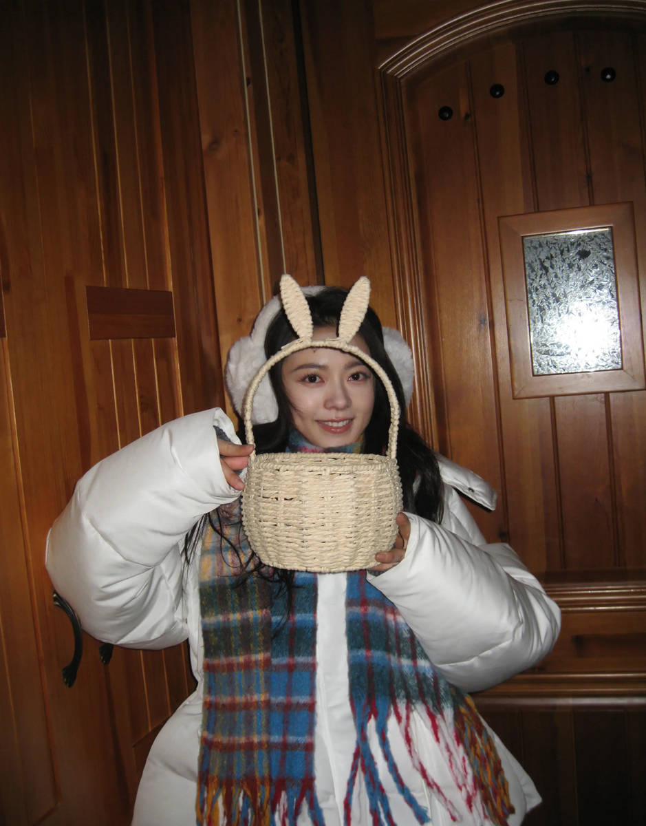 赵今麦冬日随拍表情搞怪活泼 笑容甜美少女感满满