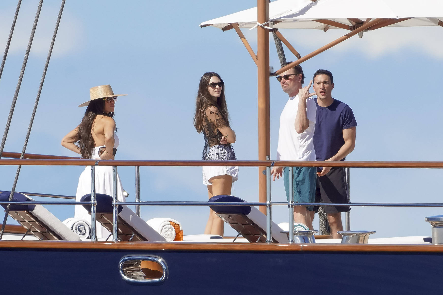 “小李子”与女友出海维多利亚穿比基尼身材超辣