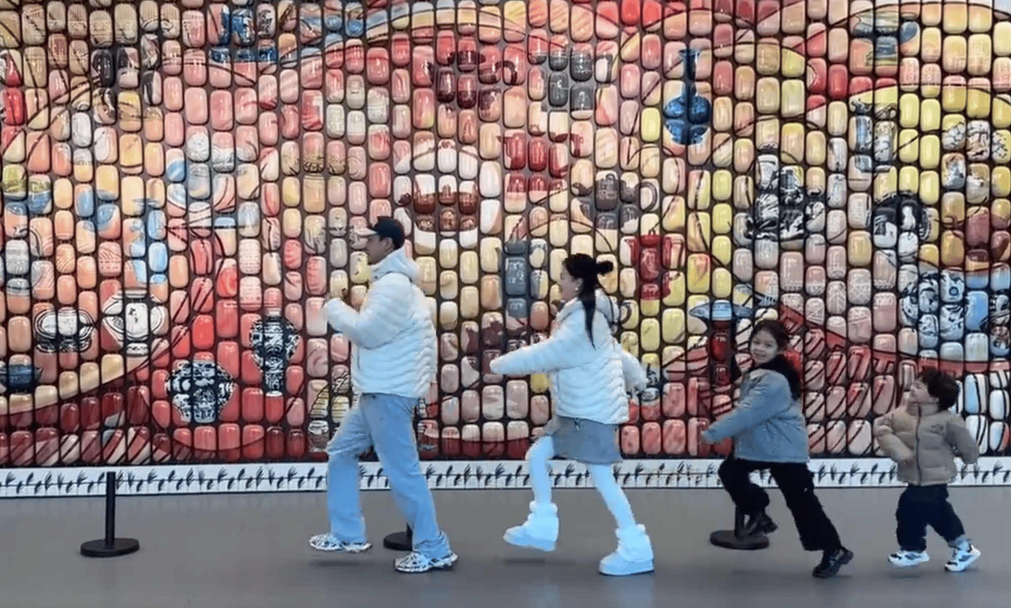 李嘉格与男友带孩子游玩 四人同框画面温馨