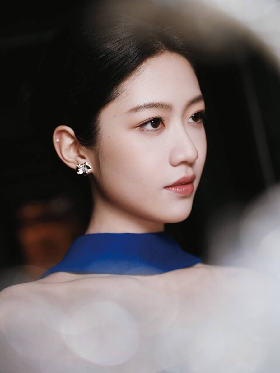 向涵之穿抹胸长裙身材凹凸有致 盘发造型优雅端庄