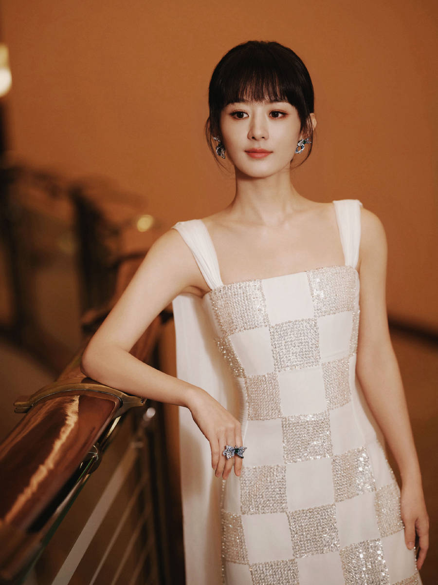 赵丽颖穿流苏裙气质优雅迷人！梳齐刘海发型超可爱