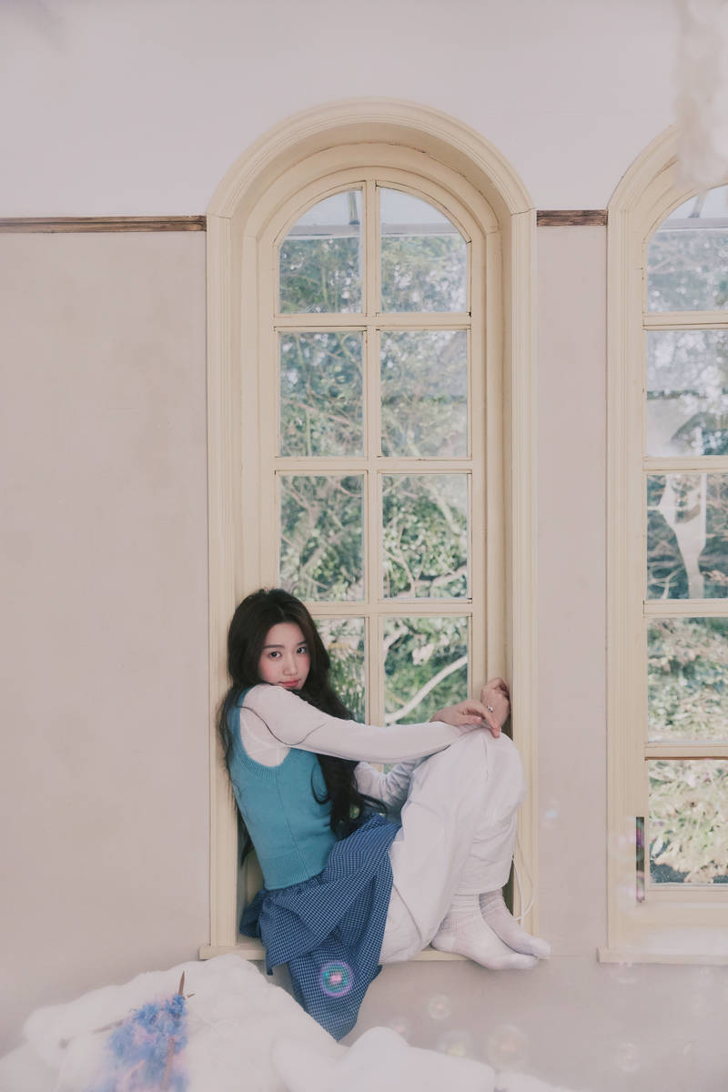 卢昱晓化身糖果少女清纯浪漫 双手托腮灵动娇憨