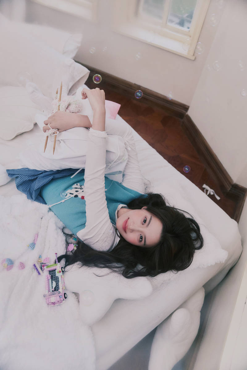 卢昱晓化身糖果少女清纯浪漫 双手托腮灵动娇憨