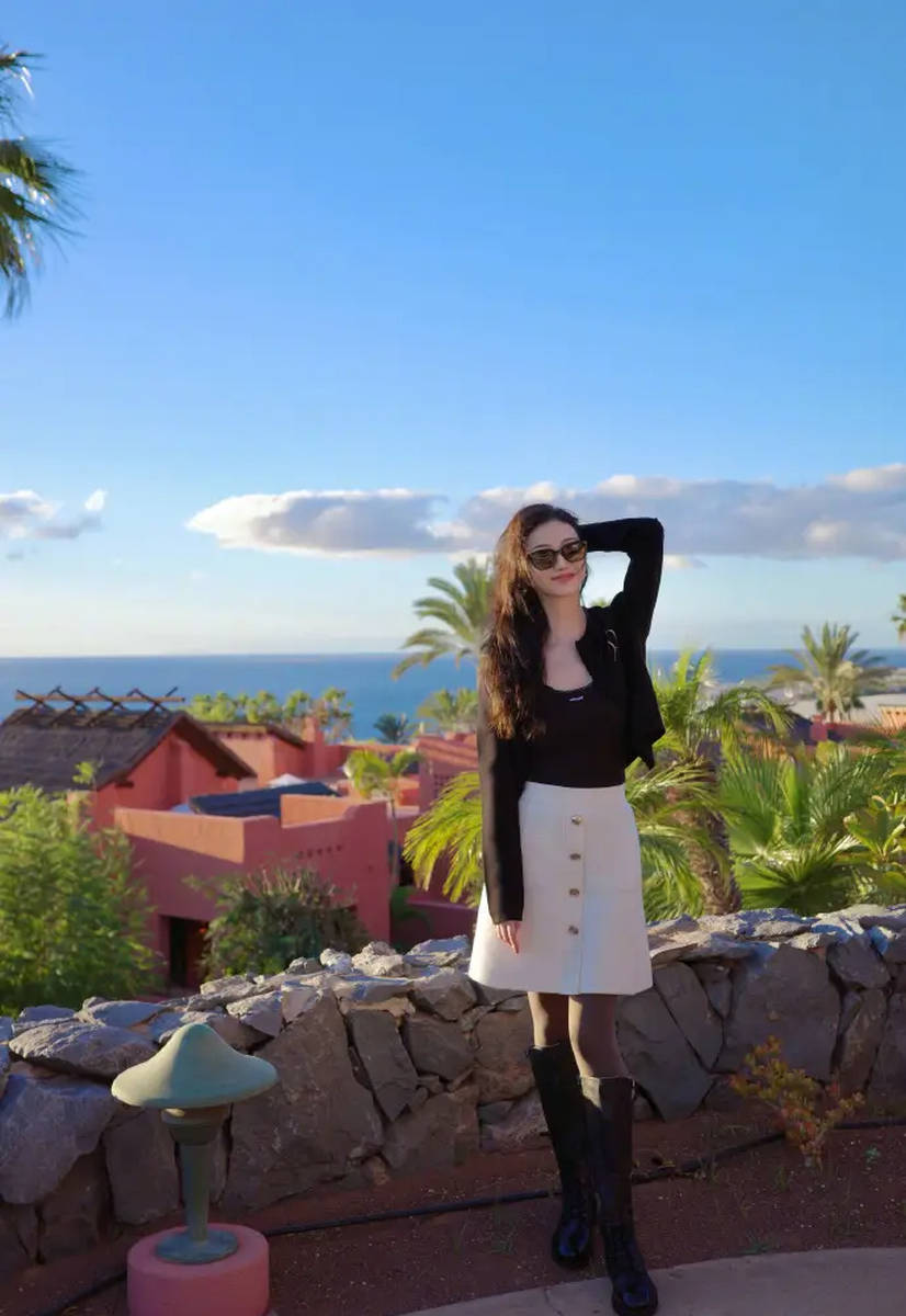 景甜黑衫搭白裙在海边度假 椰林落日氛围感拉满