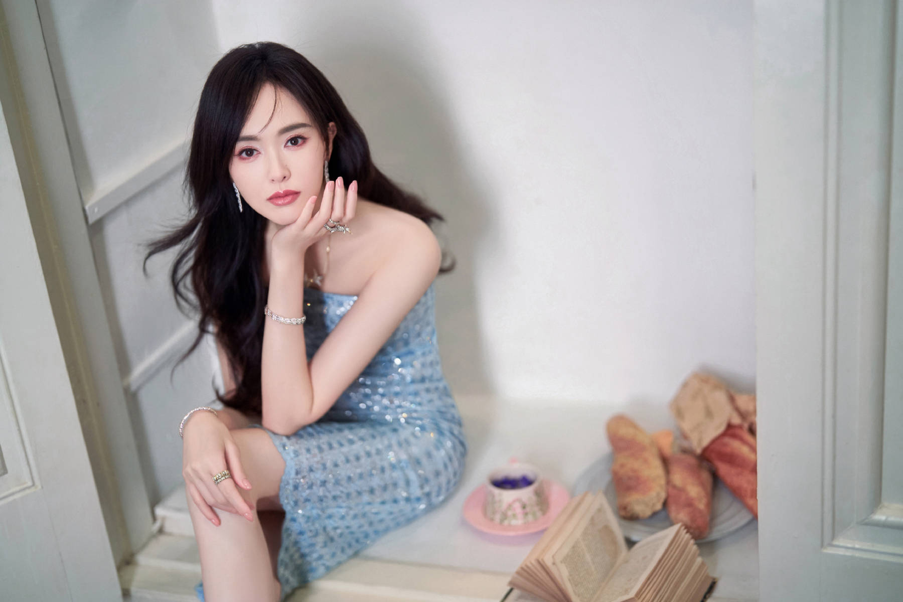 唐嫣穿抹胸裙清新靓丽 大方秀性感身材曲线超迷人