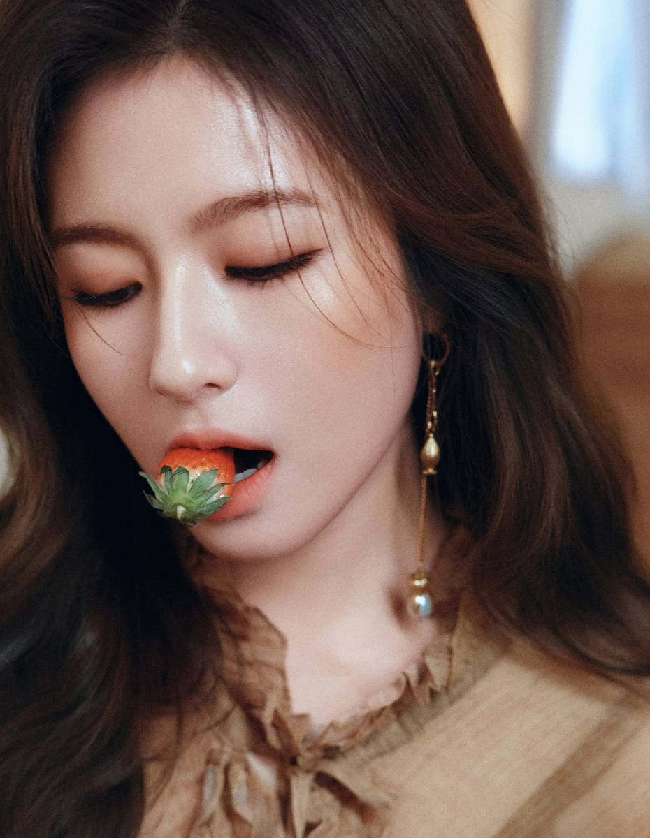 李兰迪晒棕色系穿搭 一头长卷发尽显温婉