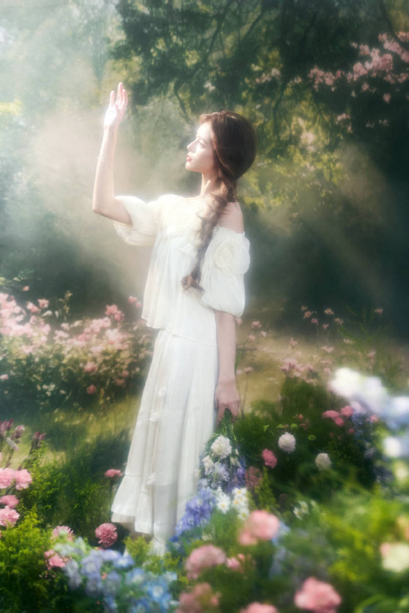 徐艺洋穿白裙与花海合照 光影衬出灵动氛围感