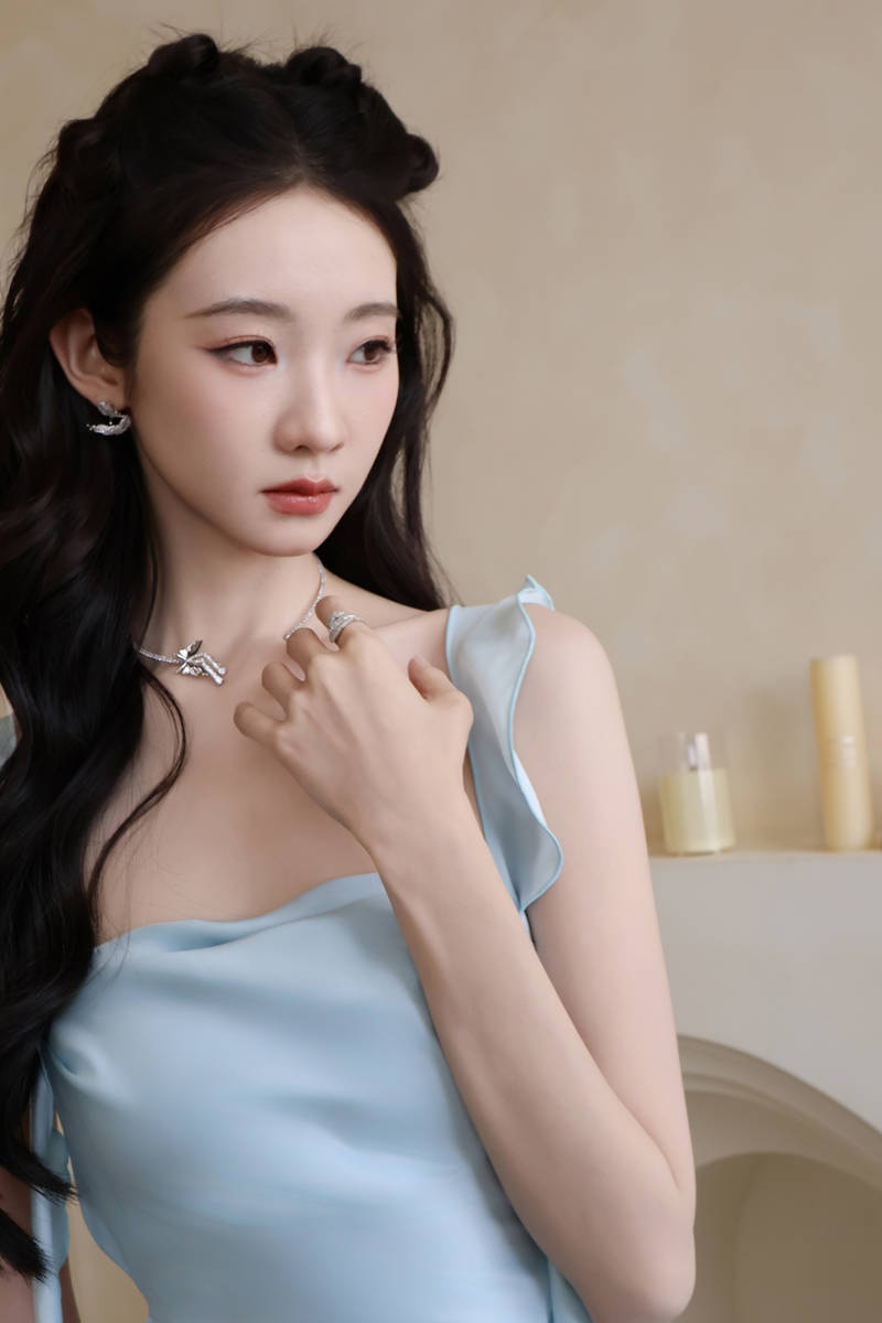 张艺凡穿淡蓝长裙爱护娇俏 抬眸含笑慵懒又随意