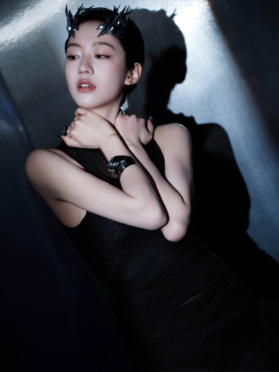 机械风小龙女！向涵之戴银色龙角走红毯