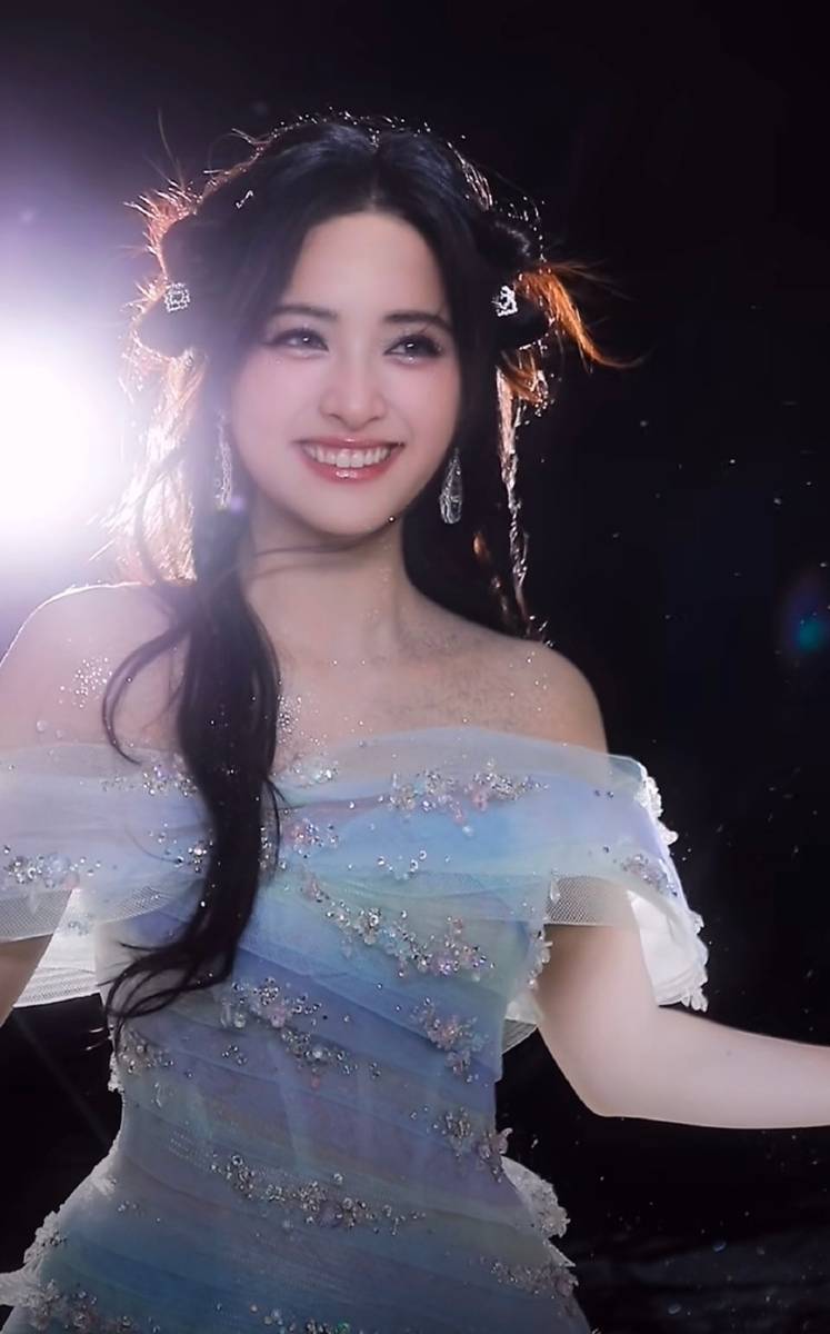 沈月穿蓬蓬裙造型灵动 好像雪中蹦跳的小鹿