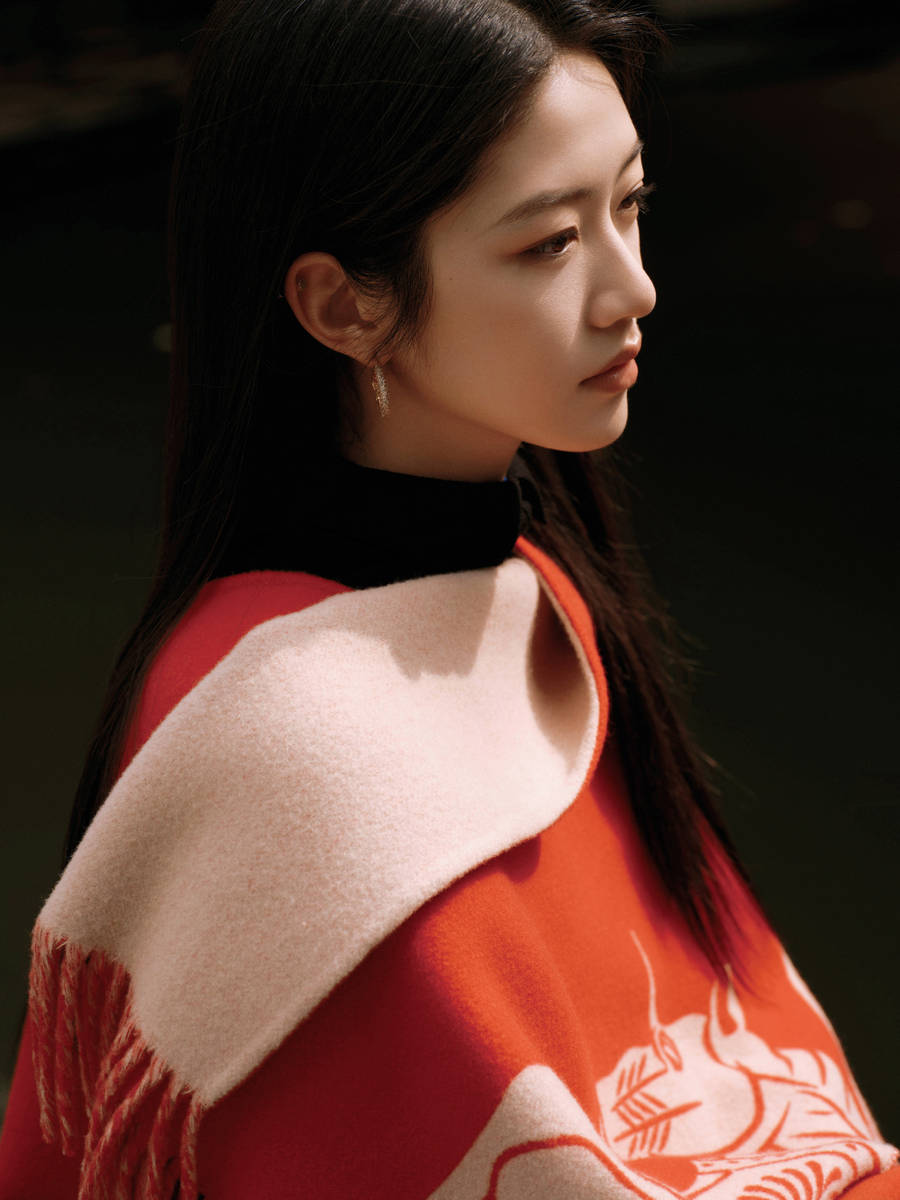 向涵之黑长直造型气质清冷 垂眸浅笑松弛又温柔