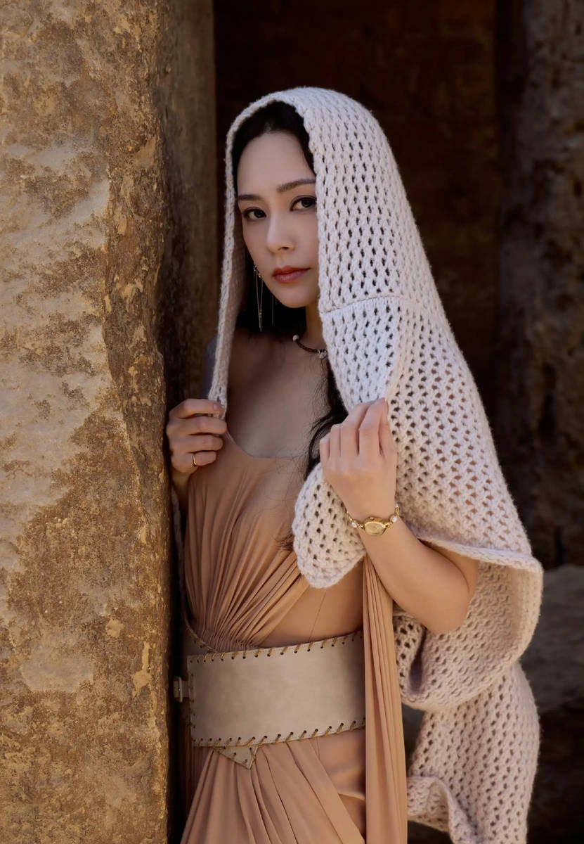 钟欣潼生日置身花海 霍汶希卡点送祝福情谊满分