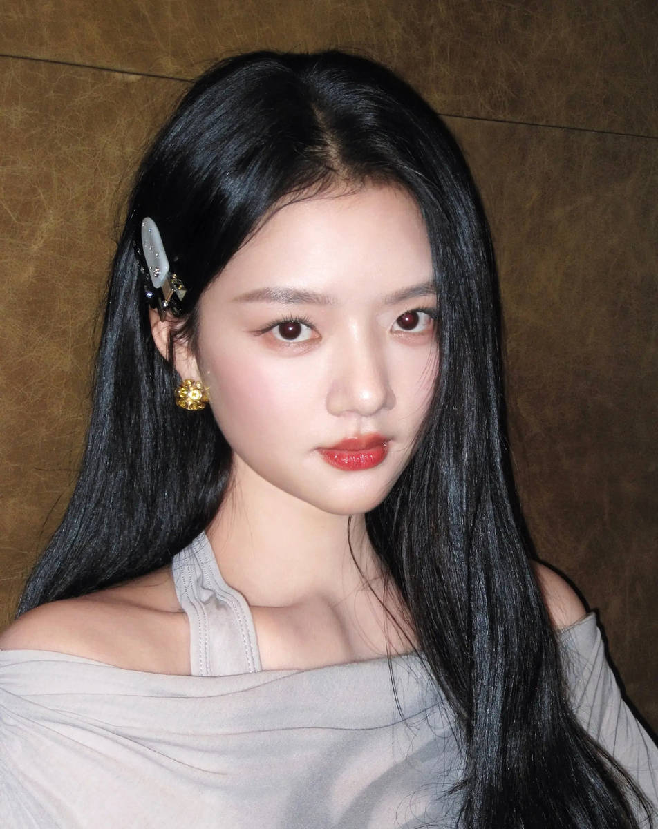 任敏随拍大秀精致锁骨 满脸胶原蛋白皮肤亮到发光