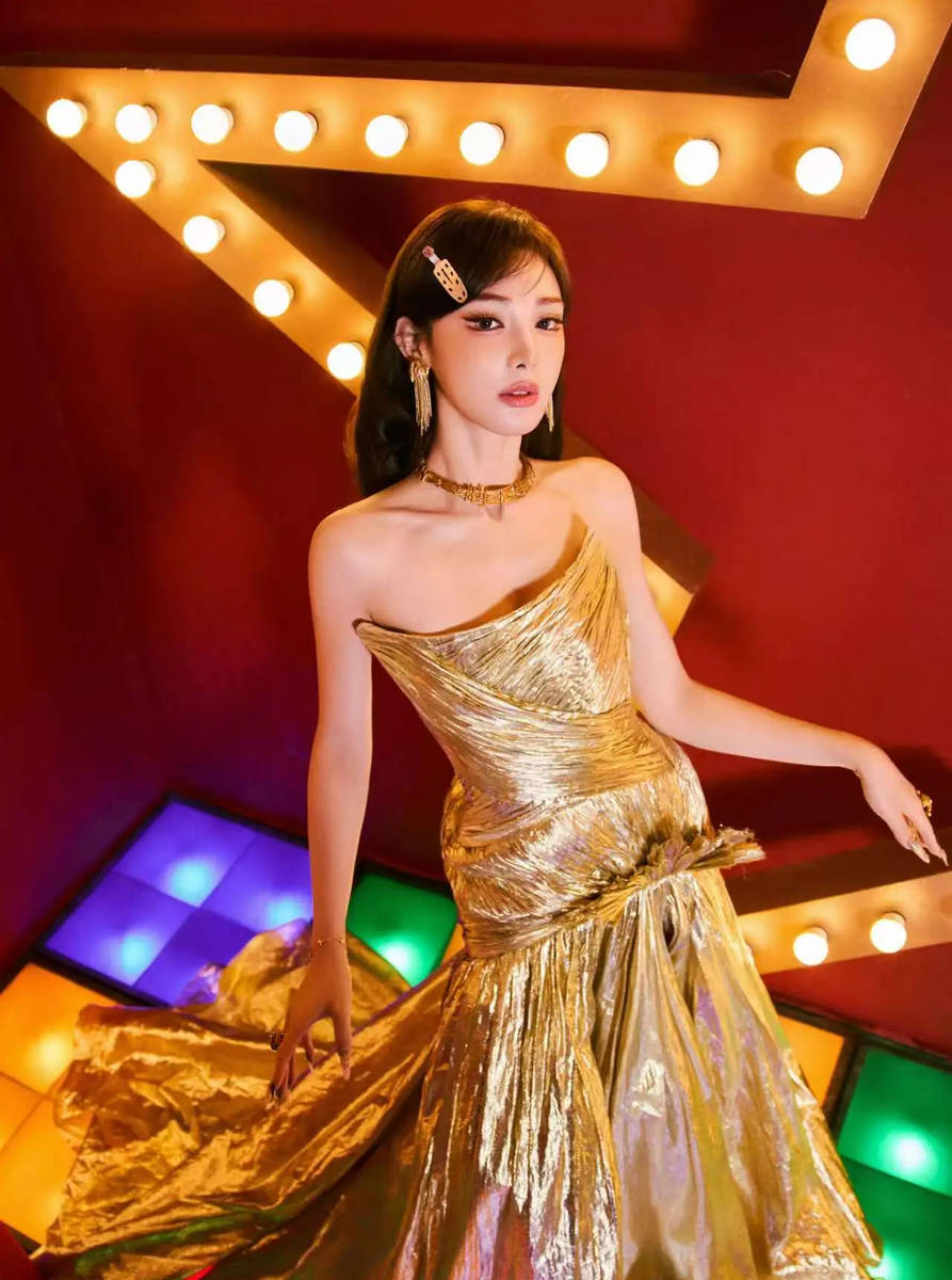 彭小苒穿抹胸礼裙明艳夺目 复古发夹点缀俏皮贵气