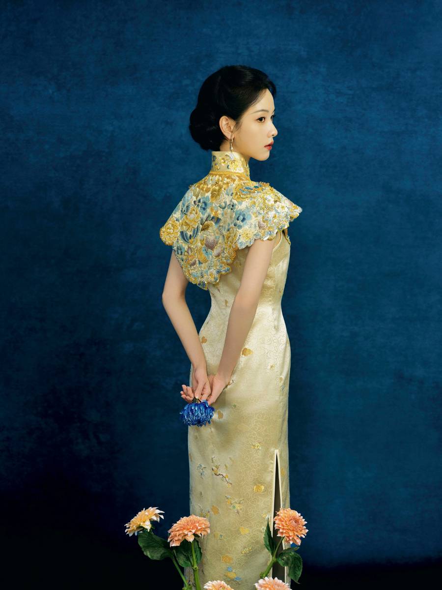 陈都灵穿非遗旗袍气质优雅 展露曼妙身姿曲线迷人-第3张图片-旧杳电影网