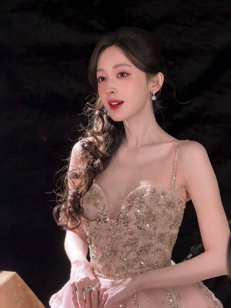 古力娜扎写真大片曝光！穿闪亮花朵吊带裙美若天仙