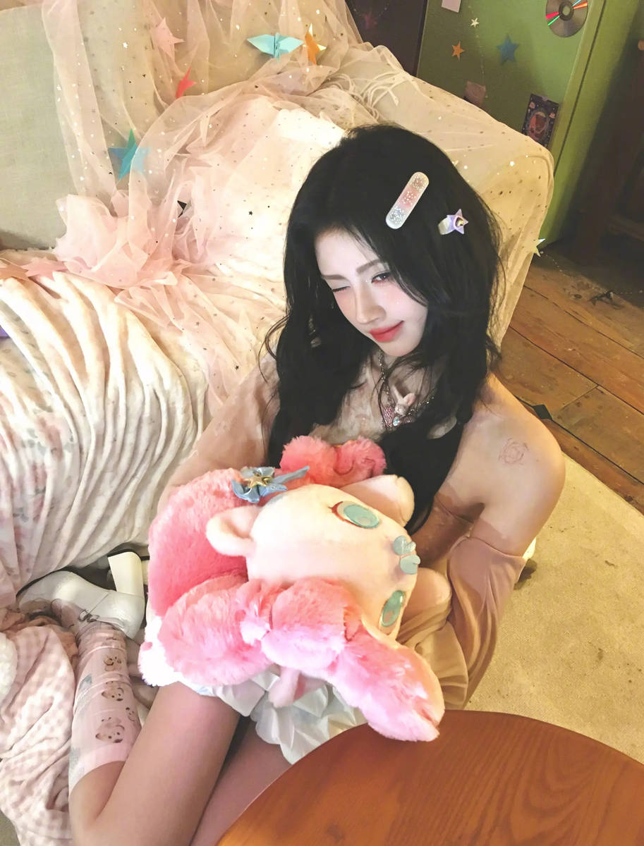 鞠婧祎梦幻少女风穿搭美到犯规！嘟嘴卖萌可爱迷人