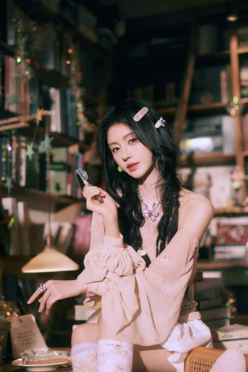 鞠婧祎穿粉色毛衣化身果汁气泡 手拿镜子俏皮灵动