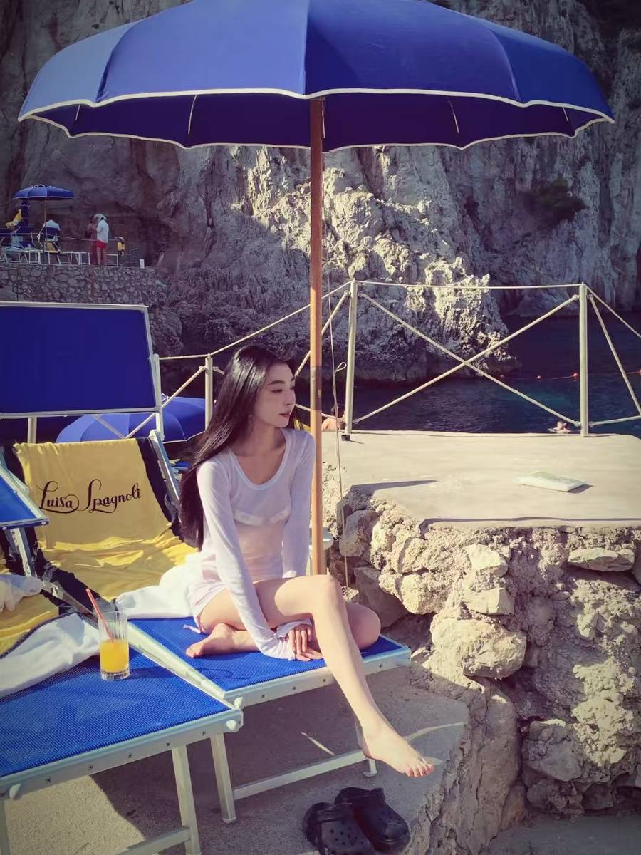 易梦玲海边穿比基尼身材火辣 披透视罩衫曲线撩人