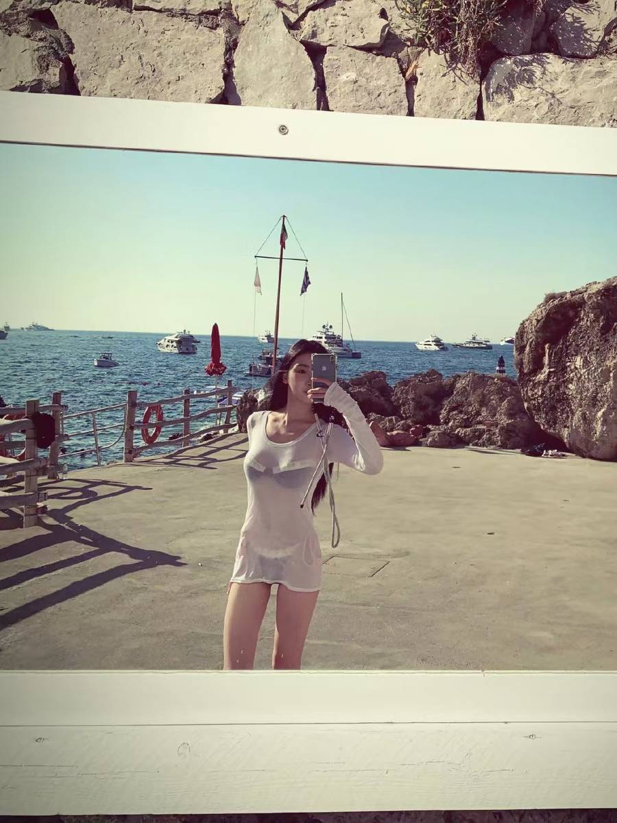 易梦玲海边穿比基尼身材火辣 披透视罩衫曲线撩人