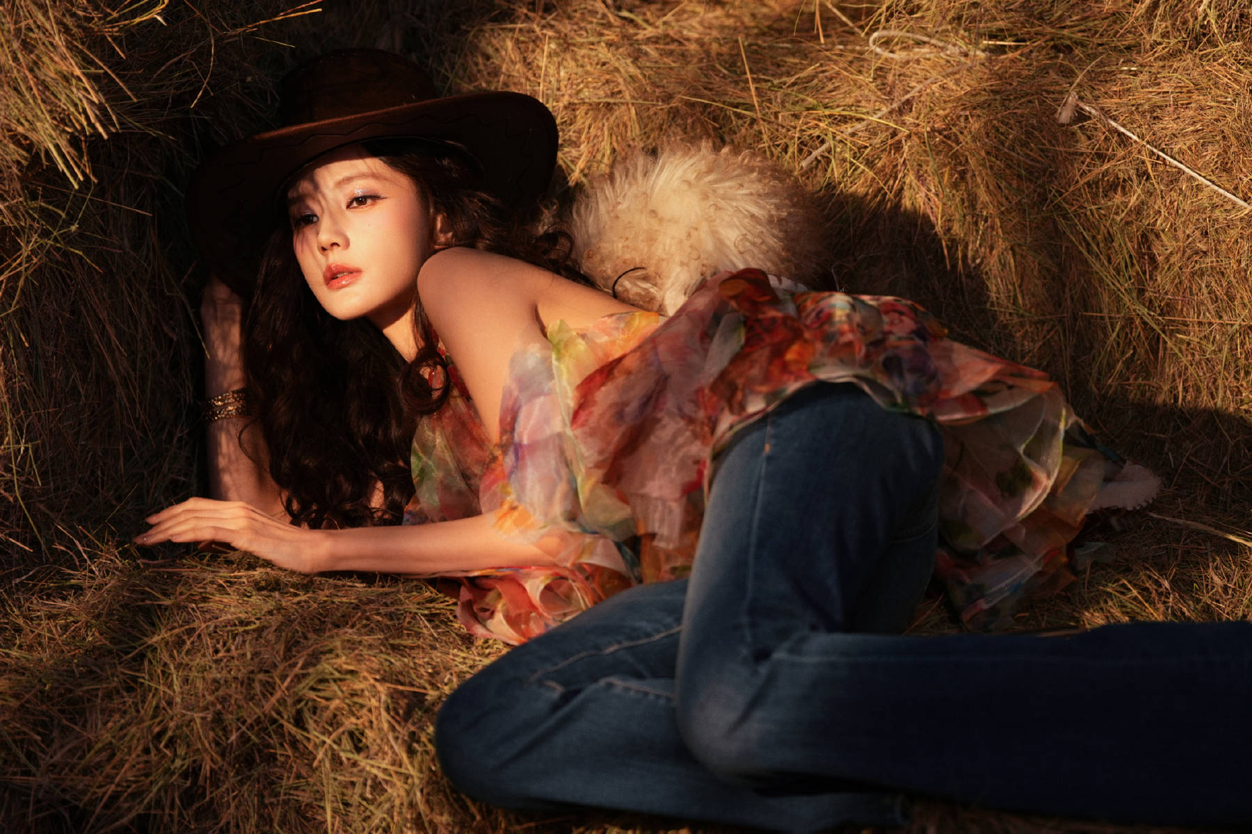 李一桐穿彩纱裙灵动复古 卷发蓬松尽显俏皮野性