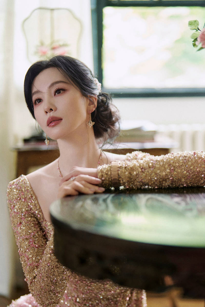 刘诗诗穿鎏金长裙天鹅颈吸睛 戴非遗绒花优雅动人