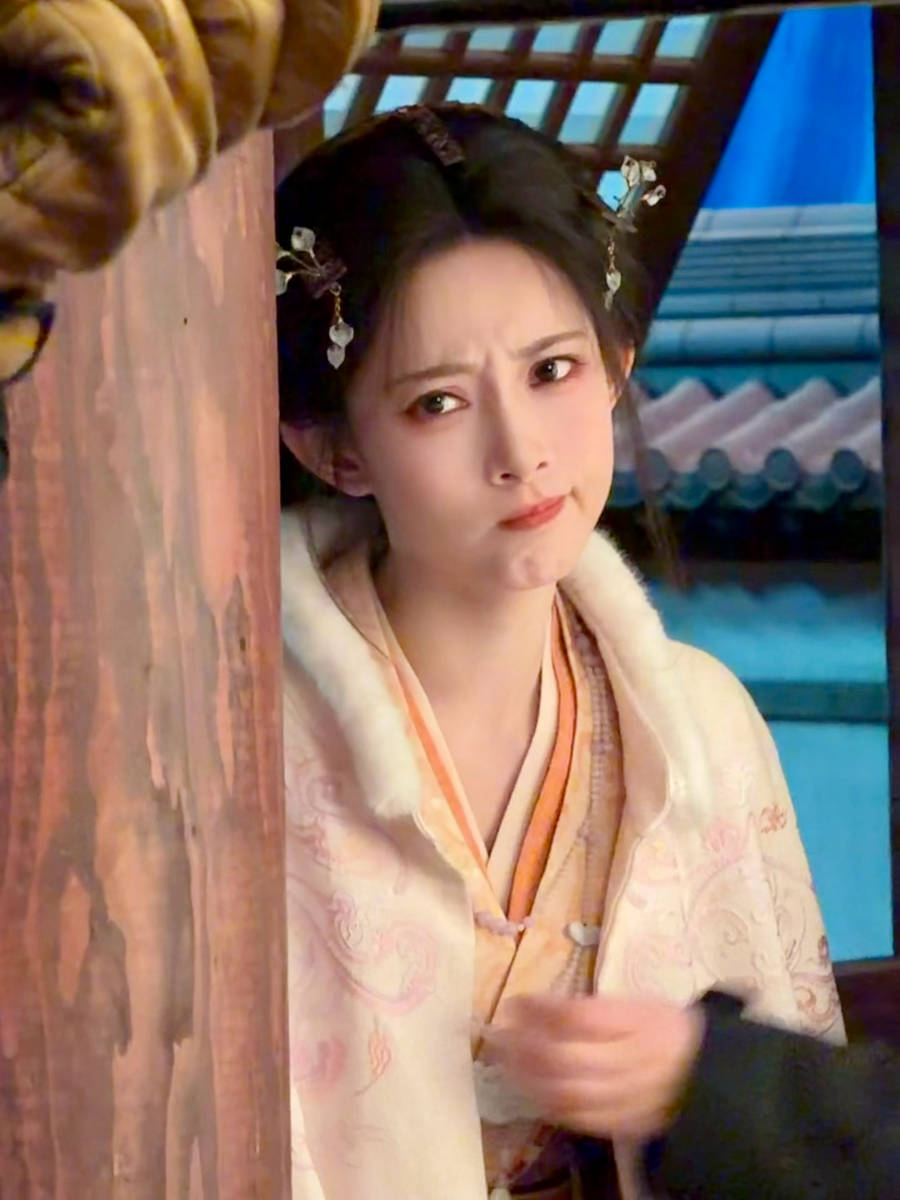 孟子义穿紫色汉服优雅温润 表情搞怪尽显灵动活泼