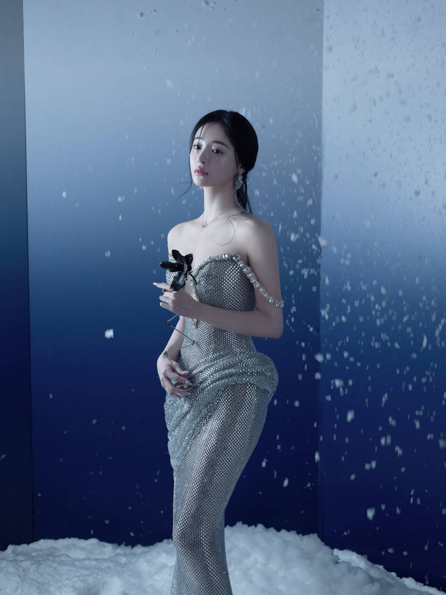 周洁琼曲线动人气质高冷 身材有料纯欲风满满