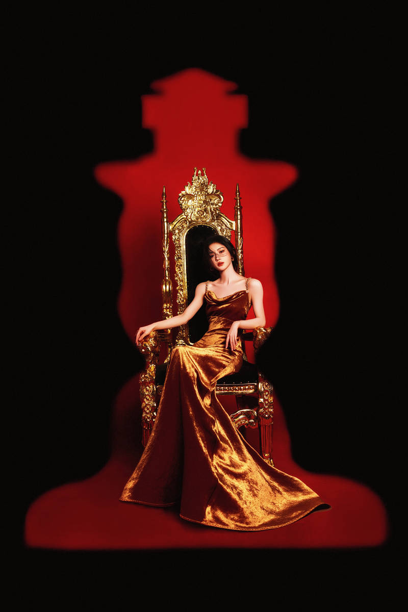 鞠婧祎穿鎏金吊带裙气场全开 置身棋盘宛如女王