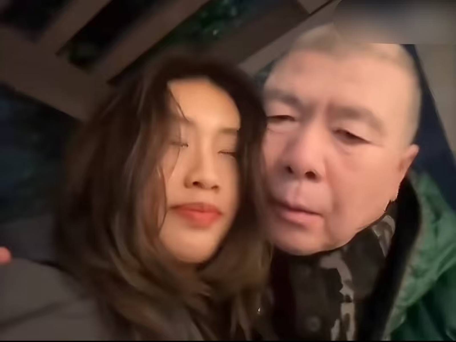 徐朵晒一家日常 冯小刚当司机拎行李尽显家庭温情