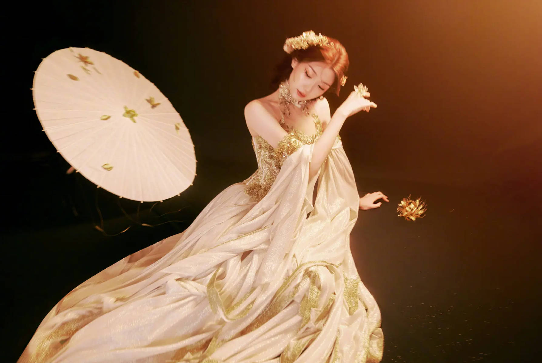 毛晓彤穿刺绣纱裙灵动贵气 眼尾红妆更添妩媚风情