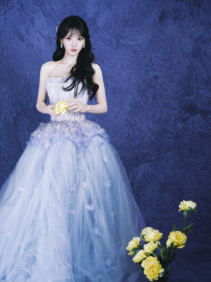 田曦薇穿抹胸蓝纱裙与鲜花合影 半扎发灵动飘逸