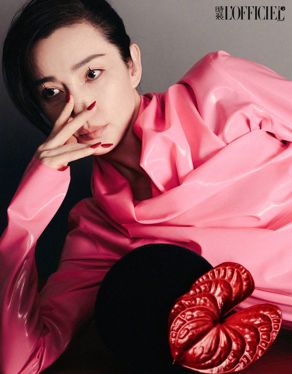 李冰冰穿黑纱露背裙前卫性感 红唇冷艳气场全开